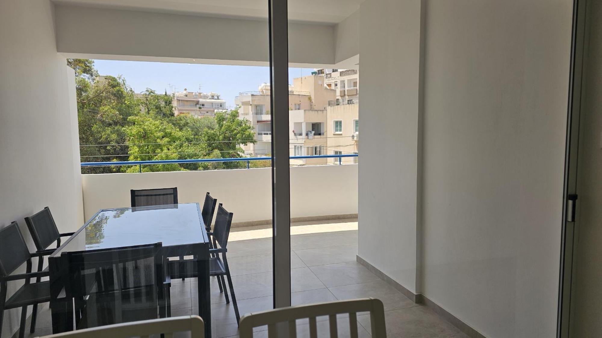 Local * לרנקה
